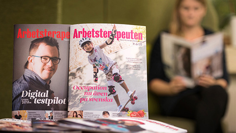 Två nummer av tidningen och en kvinna som läser