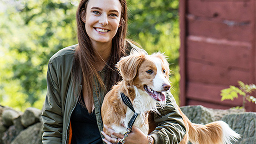 Izabella Svensson med sin hund. Foto: Helén Karlsson
