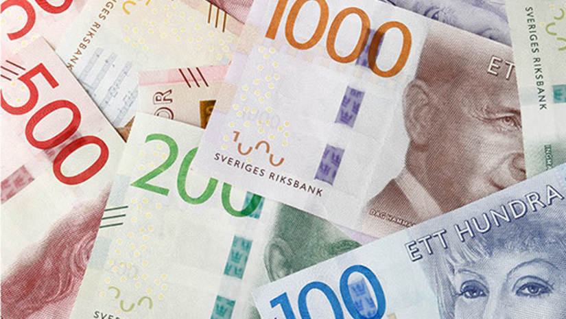 En bunt med svenska sedlar