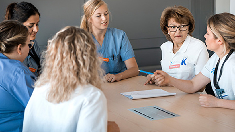 Medlemmarna Mathilda Byqvist, Charlotta Mårtensson, Ermina Hibic, Malin Brännare, Feri Goudarzi och Therese Blomberg i möte. Foto: Jonas Malmström