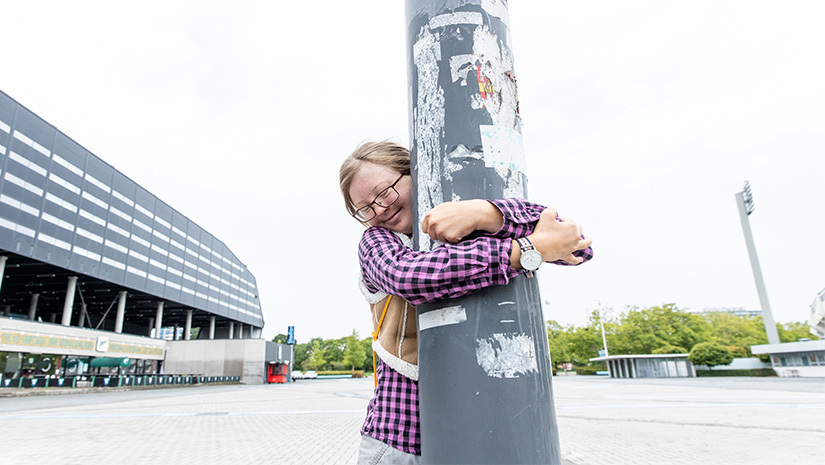 Amanda Malmberg utanför MFF:s arena. 