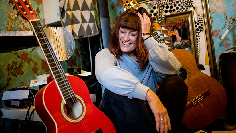 Christine Edmark bredvid två gitarrer