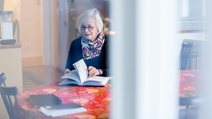 Arbetsrättsjuristen Lena Svenaeus sitter och läser