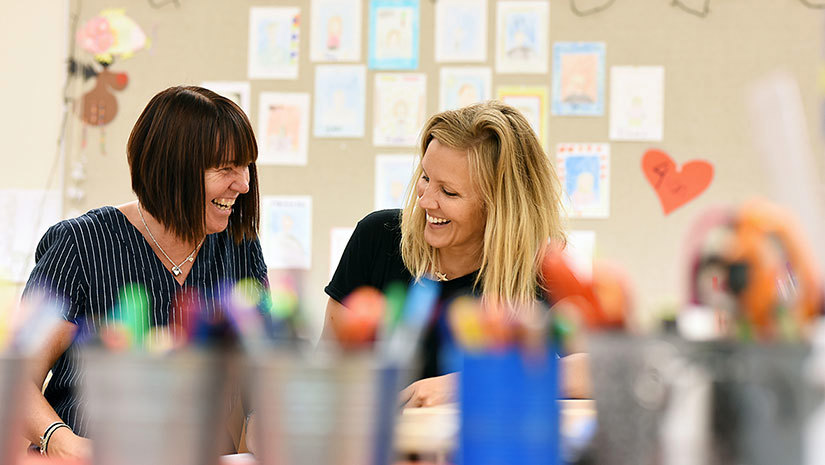  Läraren Agneta Hedblom och arbetsterapeuten Christin Nilsson i ett klassrum. 