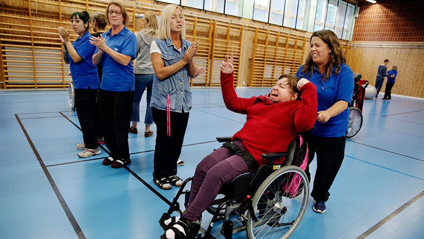 Susanna Törnvall och Marie Furedal i en gympasal.