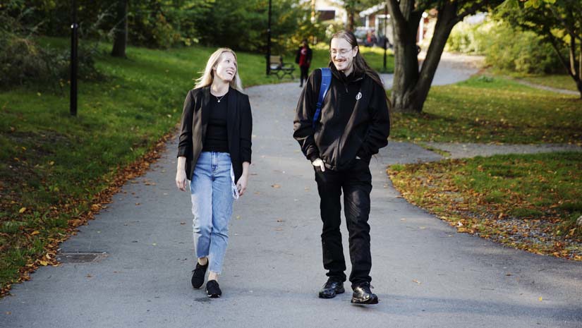 Arbetsterapeuten Angelica Sonesson och Mike Litskog på promenad