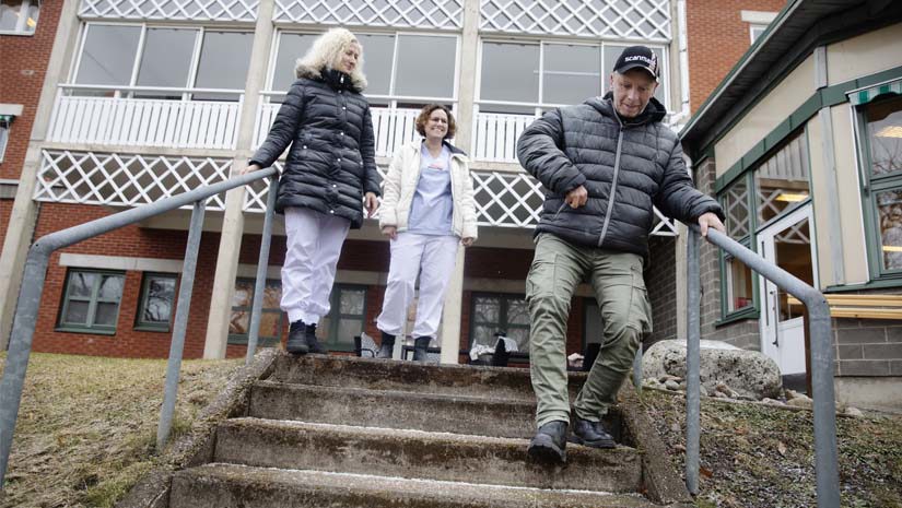 Jenny Karlsson, Annika Öst Nilsson och Christian Hallberg i en trappa