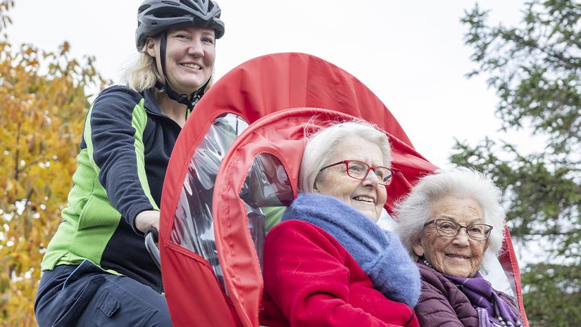 Arbetsterapeuten Marie Wirenstedt, Lilian och Clary.