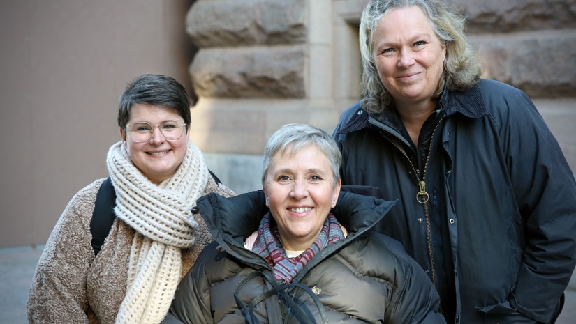 På bilden ses Ida Kåhlin, Lise Lidbäck och Cecilia Winberg utanför riksdagshuset efter dagens seminarium.