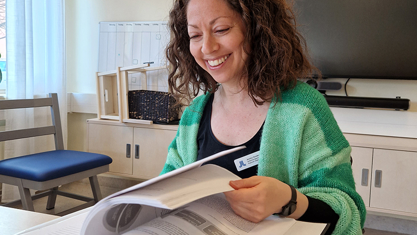 Jessica Sender bläddrar i en pärm