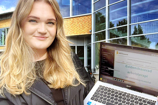 Leonella Ahlén står utanför Umeå universitet och håller upp en dator som visar kursen Evidensbaserad arbetsterapi. 