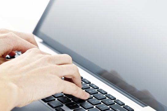 En person som skriver på en laptop
