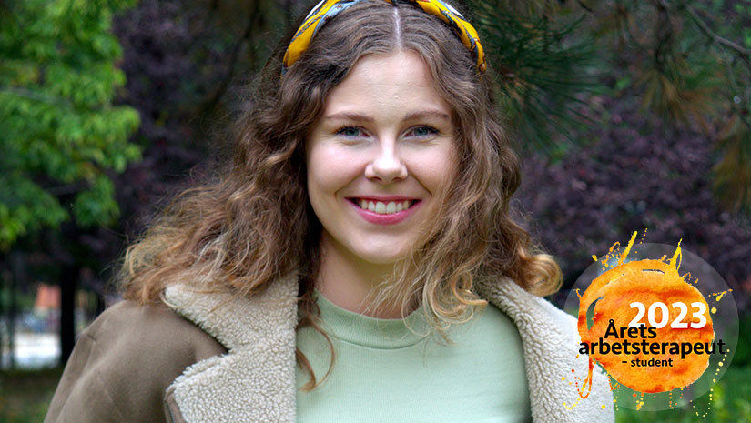 Hólmfríður Ásbjarnardóttir står utomhus och ler in i kameran