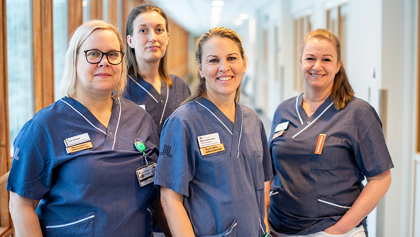 Specialistarbetsterapeuterna Charlotte Nilsson, Anna Olofsson, Malin Einarsson och Sofia Svärding står i en korridor och ler in i kameran,