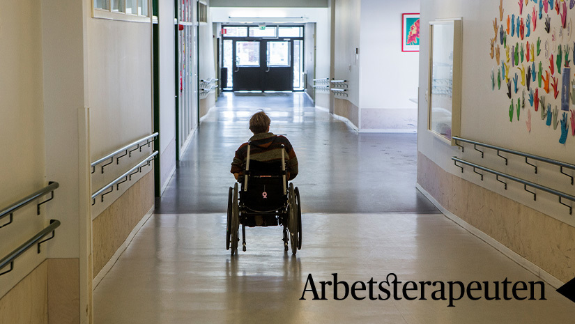 Ensam man med rullstol i sjukhusmiljö