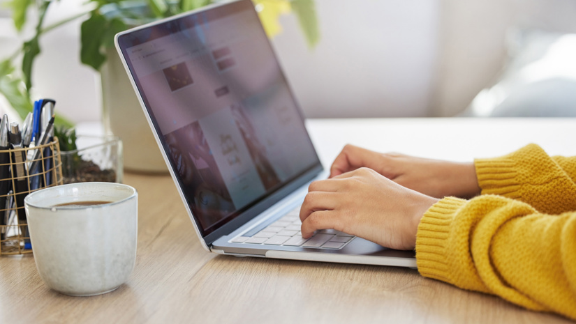 En person skriver på en laptop