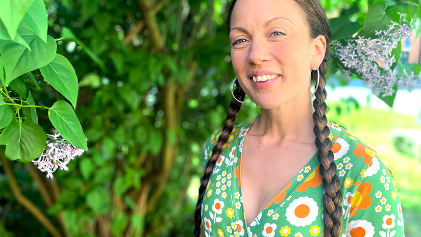 Frida Sten utomhus ler in i kameran